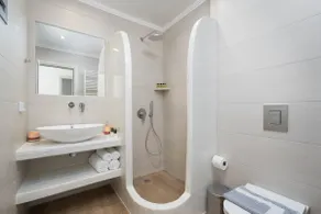 Bliss Holidays Spot Private House 4 - Image 4