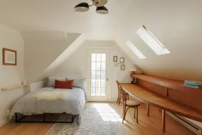 Charming Cottage with Water Views - Image 5