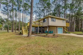 Woodsy Retreat, steps to Bay - Hot tub! - Image 3