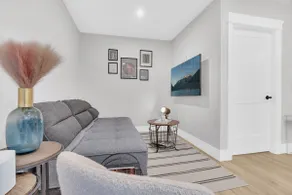 Cozy 1BR Suite Near Kerrisdale Village - Image 3