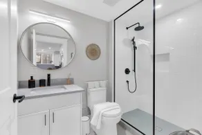 Cozy 1BR Suite Near Kerrisdale Village - Image 5