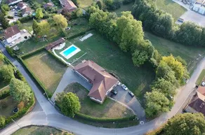 SOUTH JURA VILLA with large pool and pool house. - Image 2