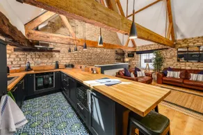 Luxury boutique 3 bedroom central loft apartment - Image 2