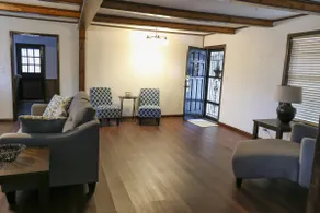 Quiet, 4-bed home with park view. - Image 3