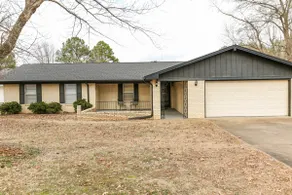 Quiet, 4-bed home with park view. - Image 2