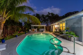 Dreamyard Prime Location Heated Pool w/ Bar - Image 2