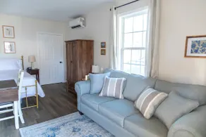Enchanting Cottage Between Downtown & Beach - Image 3