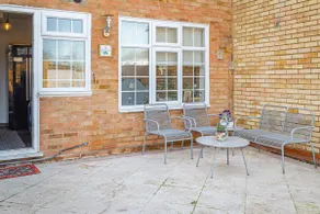 Stylish 4 Bedroom, 2 Bath Home in Borehamwood - Image 3