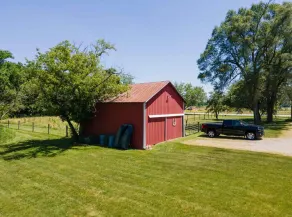 Country Home with pond - Image 3