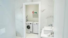 Floor 1 Bedroom 1 Bathroom - Image 5