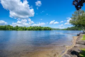 Le P'tit Avellin – Cozy Lakefront Cottage - Image 3