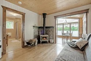 Le P'tit Avellin – Cozy Lakefront Cottage - Image 4