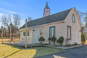 Unique & Cozy Carriage House ~ Queen Beds ~ Patio! - Image 2