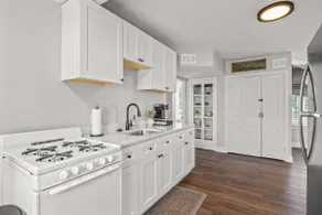 Unique & Cozy Carriage House ~ Queen Beds ~ Patio! - Image 5