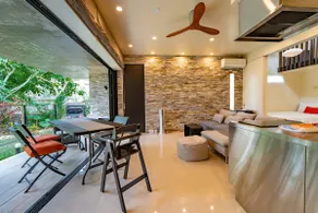 Surrounded by banyan trees and plants/relaxing - Image 2