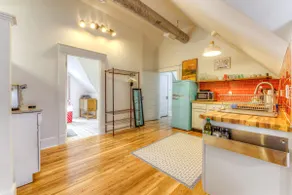 Vintage Victorian Hideaway - Image 2