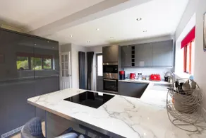 3-Bed Home in Malvern | EV Charger | Free Parking - Image 2