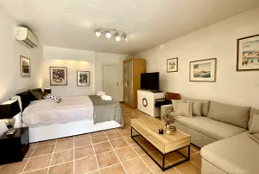 Spacious studio, swimming pool access & garden - Image 4