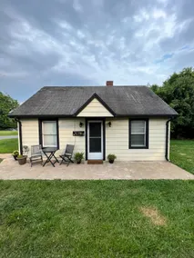 Cozy Cottage w/ Warm Finishes and Central Location - Image 2
