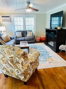 Sister Charm • Close to downtown! - Image 3