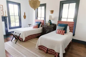 Luxury historic house with pool and pickleball - Image 5