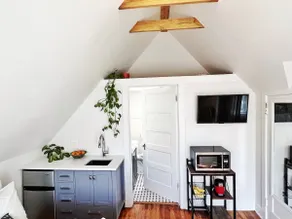 Newly renovated guesthouse in walkable area! - Image 2