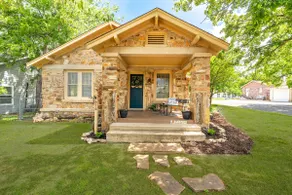 Cornerstone Cottage near Town Square - Image 2