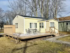 Fisherman's Cottage  with lake access and dock private parking - Image 2