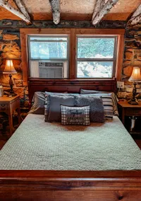 Roper's Cozy Rock Cabin - Image 5