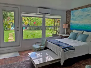 Secluded tropical oasis with a large deep pool - Image 2