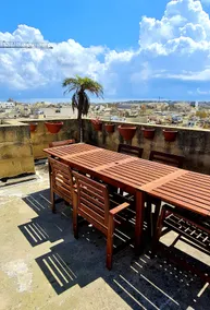 Sunny apartment with rooftop terrace in Victoria - Image 2