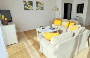 Sunny apartment with rooftop terrace in Victoria - Image 5