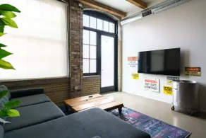 Spacious Industrial Flat - Short North - Image 5