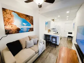 Convenience & Comfort: Downtown Suite - Image 2