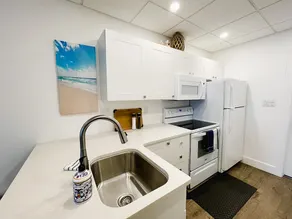 Convenience & Comfort: Downtown Suite - Image 5