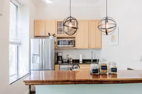 Large Chic 2BD/2BA Condo - Free Parking! - Image 5