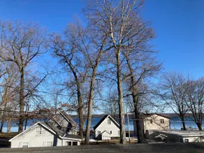 Russell Retreat with an amazing view of Gun Lake! - Image 4