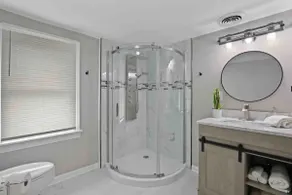 King bed, dog friendly, right by O'hare airport! - Image 5