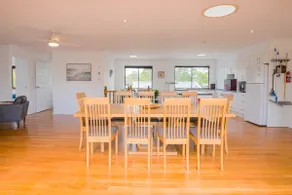 Idyllic lakeside retreat - Image 4