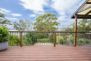 Idyllic lakeside retreat - Image 2