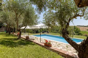 GuestHost - Charming Cottage with Pool & Parking - Image 2