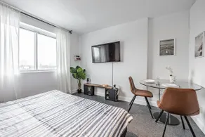 KING Sun-kissed Suite on St- Denis - Image 2