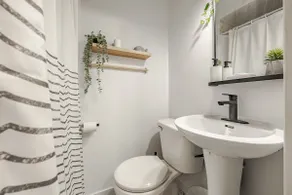 Chic Plateau Studio w/ Balcony - Image 3
