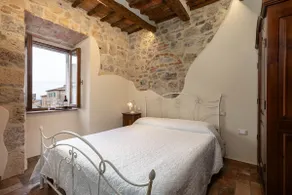 Giulia - Romantic bedroom in Monteriggioni - Image 2