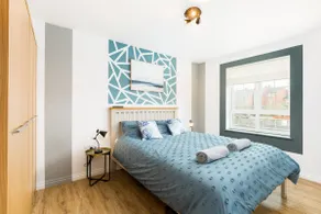 Stylish 2 bed 2 bathroom apartment for up to 5 - Image 2