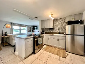 Charming Retreat near the Harbor - Image 4