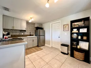 Charming Retreat near the Harbor - Image 5