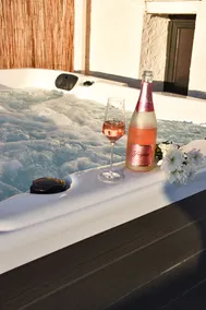 Quiet house with private hot tub - Image 3
