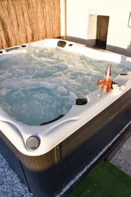 Quiet house with private hot tub - Image 2