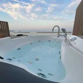 [1-1 minute walk to the beach, accommodates up to 6 people] BBQ grill, private accommodation with jacuzzi. (1 Uno building) - Image 4